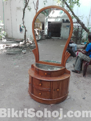 ড্রেসিং টেবিল